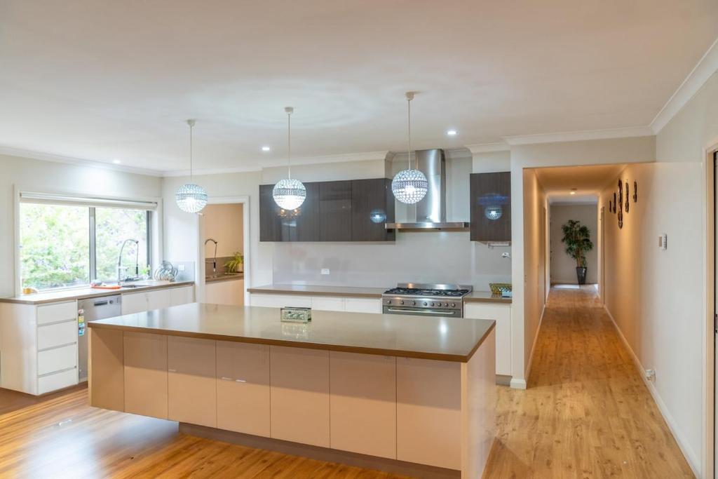 Η κουζίνα ή μικρή κουζίνα στο Modern Spacious 4BR Home by a 24Hour Cafe and IGA Ballarat