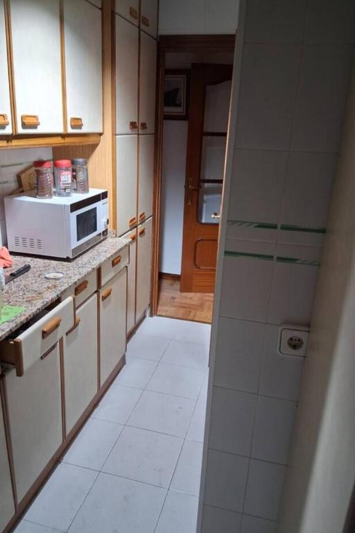 a kitchen with a microwave on a counter top at meadow in Ciudad Real