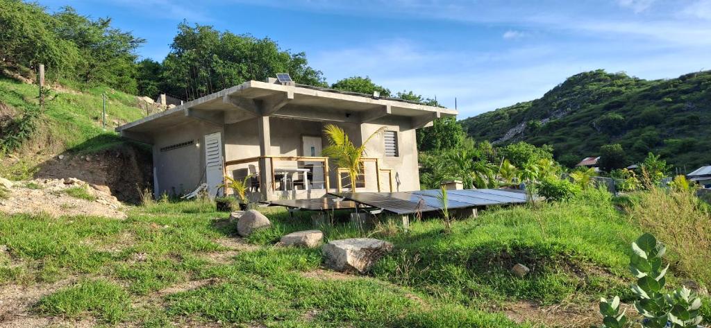 una piccola casa in cima a una collina di Cozy Peaceful Haven on Hilltop a Saint Martin