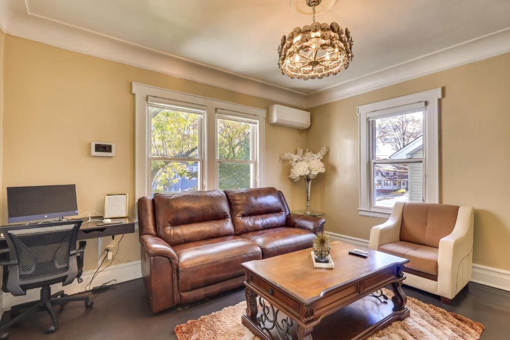 Posezení v ubytování Easy Commute to Newark and NYC! Extended Stay Unit