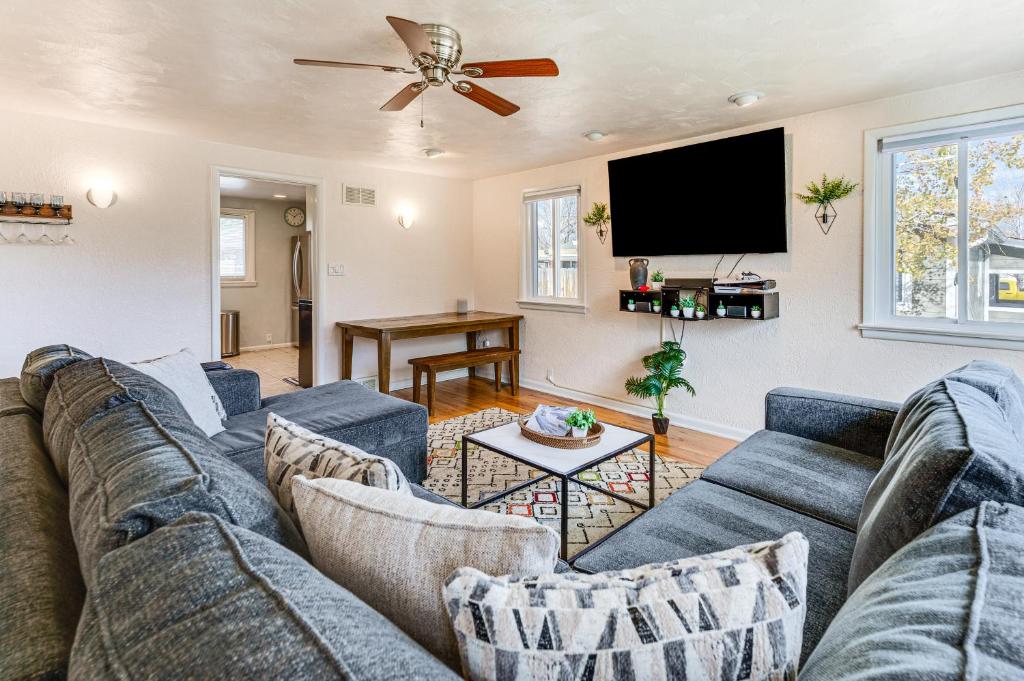 Μια τηλεόραση ή/και κέντρο ψυχαγωγίας στο Walk to Old Town Lafayette! Cozy Couples Escape