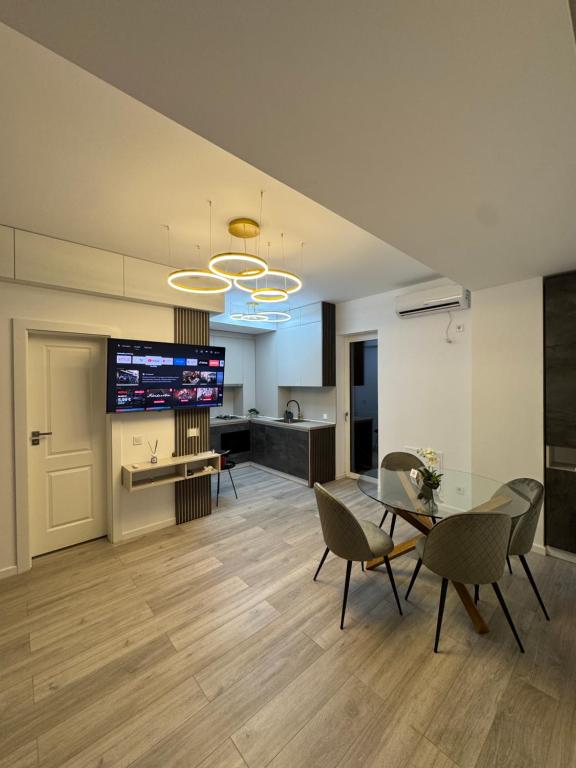 Μια τηλεόραση ή/και κέντρο ψυχαγωγίας στο RTS Apartment