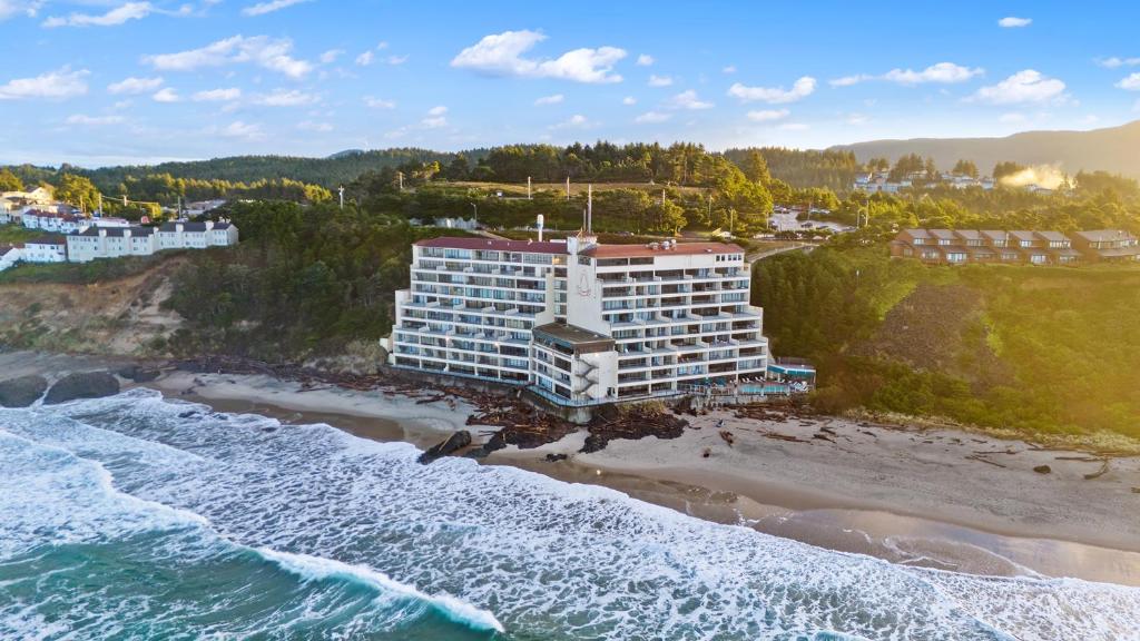 eine Luftaufnahme eines Hotels am Strand in der Unterkunft Inn at Spanish Head Resort Hotel in Lincoln City