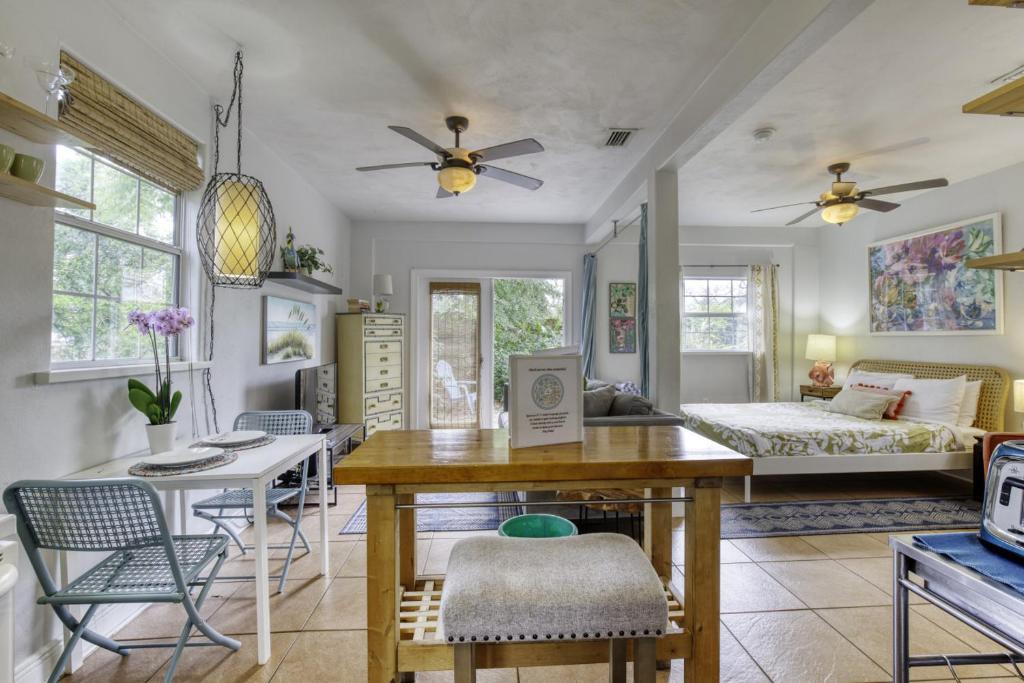 Χώρος καθιστικού στο 1 Bedroom Spanish Bungalow Guest House