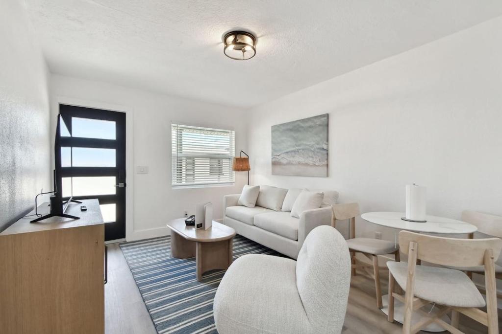 een woonkamer met een bank en een tafel bij Boardwalk John's Pass in St Pete Beach