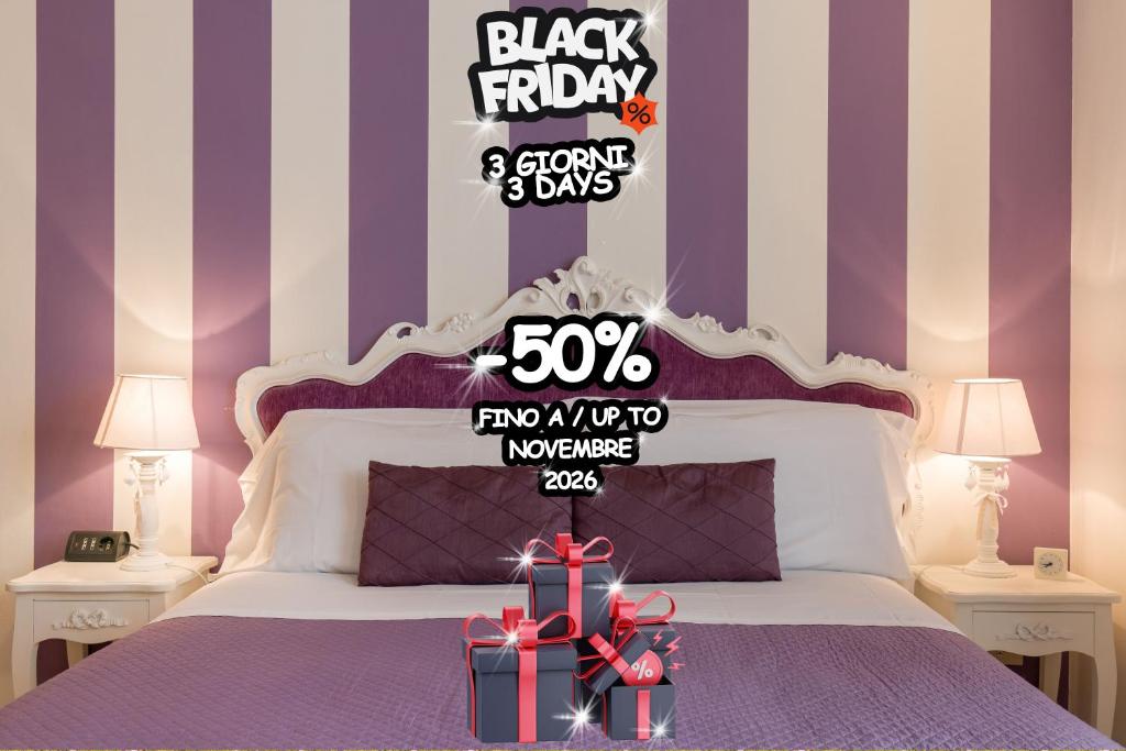 een bed met een Black Friday-bord en een cadeau erop bij Giardino Giusti House & Court in Verona