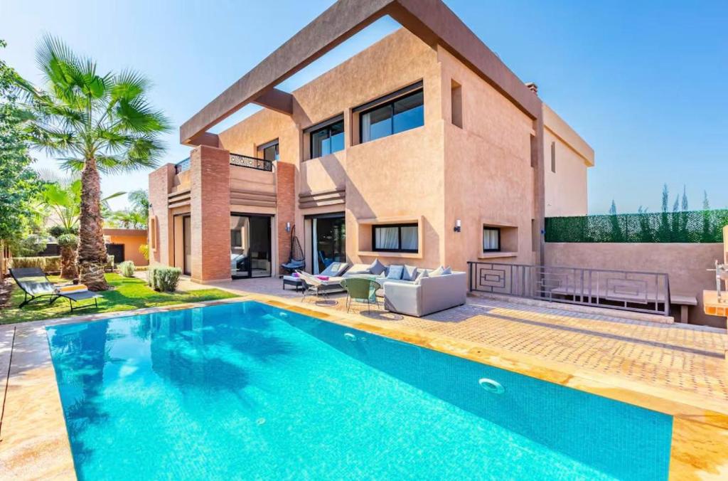 une villa avec piscine devant une maison dans l'établissement Luxury 4-ROM Villa with private Heated pool in Akenza ,free Airport transport service, à El Rhechat