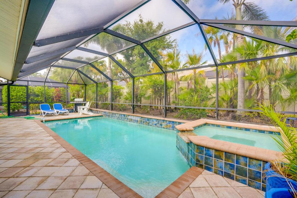 Una piscina en un invernadero con visera. en Fort Myers Vacation Rental with Lanai and Private Pool, en Fort Myers