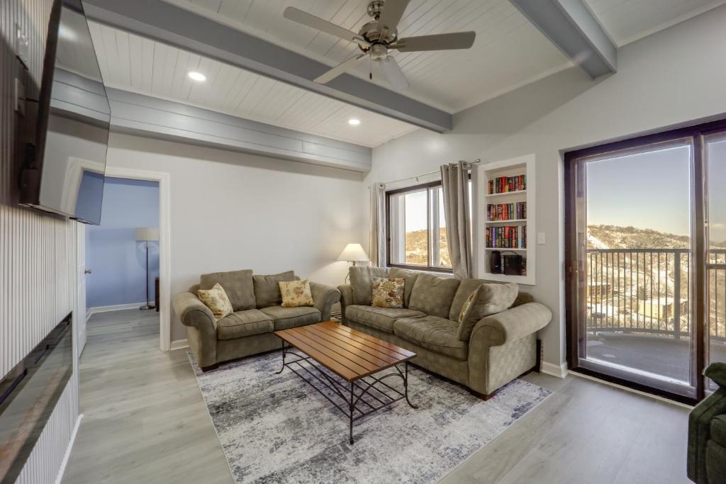 un soggiorno con un divano e un tavolo di Near Sugar Mountain Renovated Condo with Views! a Sugar Mountain