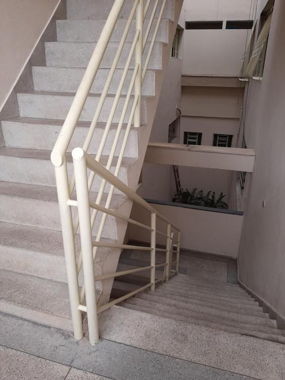 a staircase with white railings in a building at Apartamento inteiro Iguaçu Ipatinga in Ipatinga