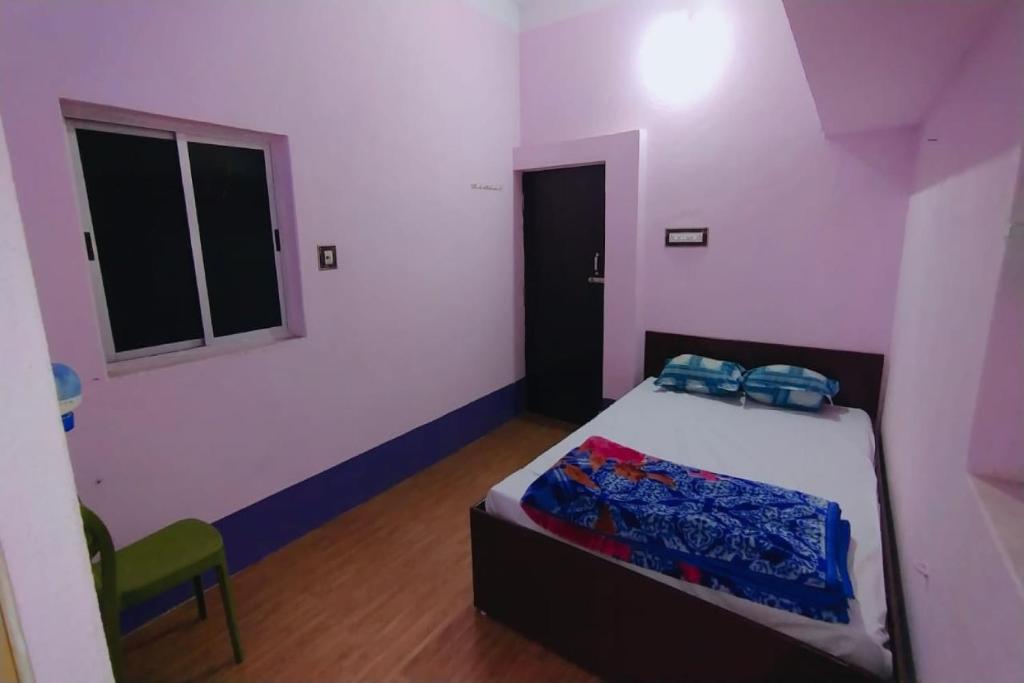 a small bedroom with a bed and a window at SPOT ON Ganguly Hotel Lodging And Fooding in Purulia