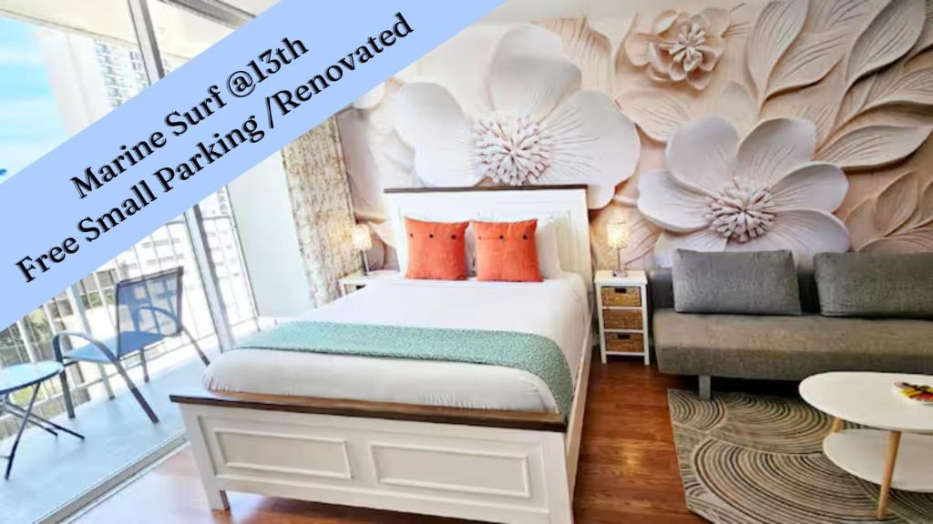 ホノルルにあるMarine Surf 13th Renovated with Small Parking Spaceのベッドとソファのあるホテルの部屋
