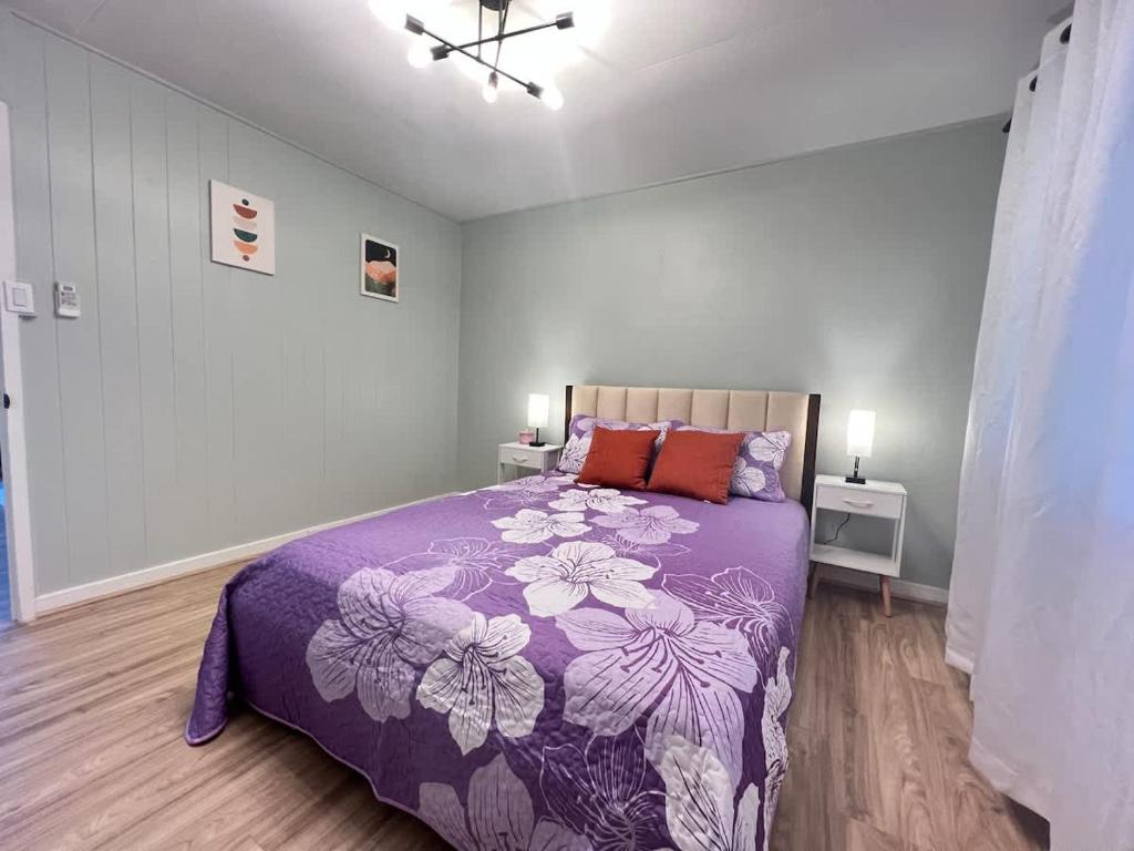 Una cama o camas en una habitación de Tranquil Ground Floor Unit Central Honolulu & AC