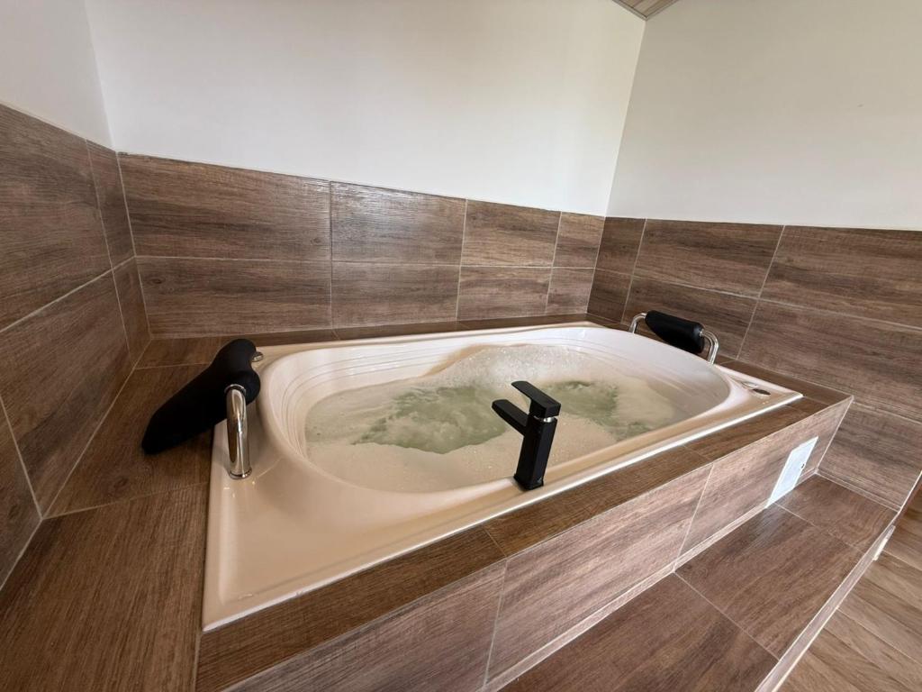 eine Badewanne mit einem Wasserhahn im Bad in der Unterkunft Finca de Descanso El Ocaso in Sevilla