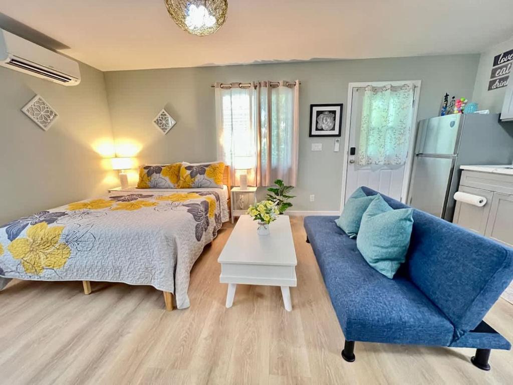 Una cama o camas en una habitación de Honolulu Studio City Vibez