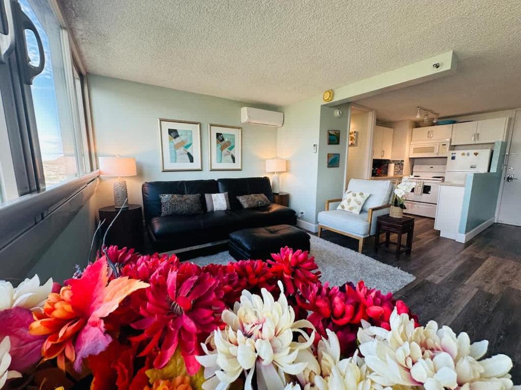 Kuchyň nebo kuchyňský kout v ubytování New Waikiki High-Rise 1BR with Split AC & Full Kitchen