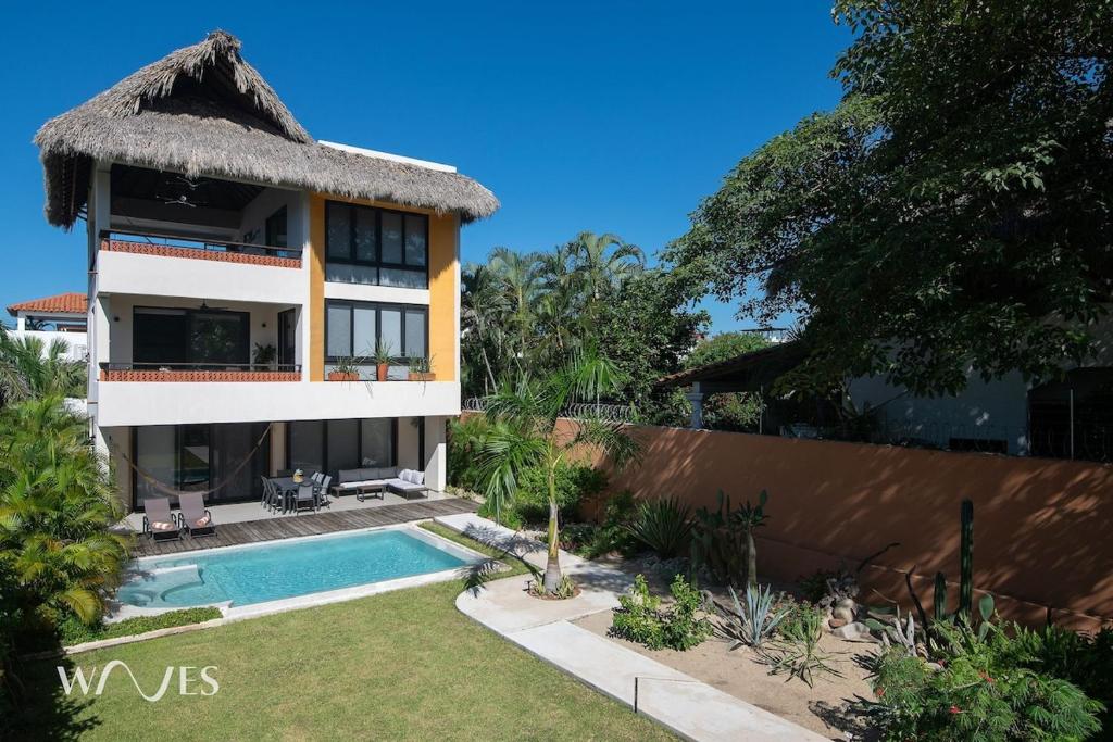 eine Villa mit Swimmingpool und ein Haus in der Unterkunft Casa Hormiga · Refugio c/vista al mar y Alberca in Puerto Escondido