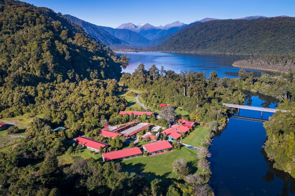 vue aérienne d'un complexe hôtelier au bord d'un lac dans l'établissement Wilderness Lodge Lake Moeraki, à Haast