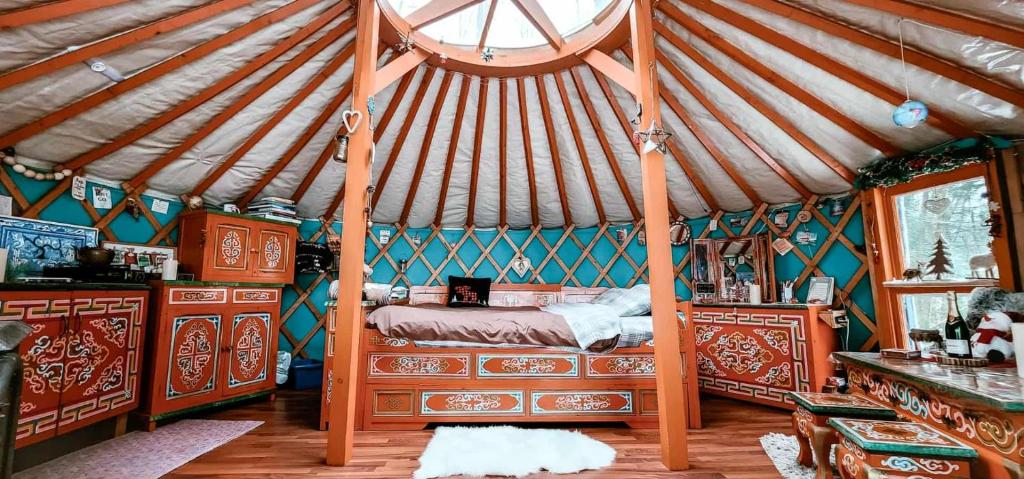 a bedroom with a bed in a yurt at Yourte Voyageuse in Charette