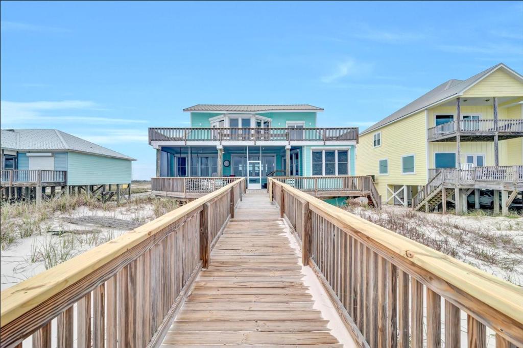 una passerella che conduce a una casa sulla spiaggia di One Particular Harbor a Gulf Shores
