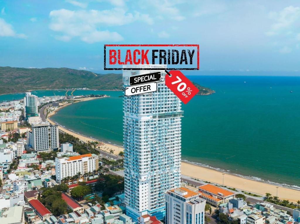 ein Black-Friday-Schild auf einem hohen Gebäude in der Unterkunft TMS Beachfront Apartment Quy Nhon Bay in Quy Nhon