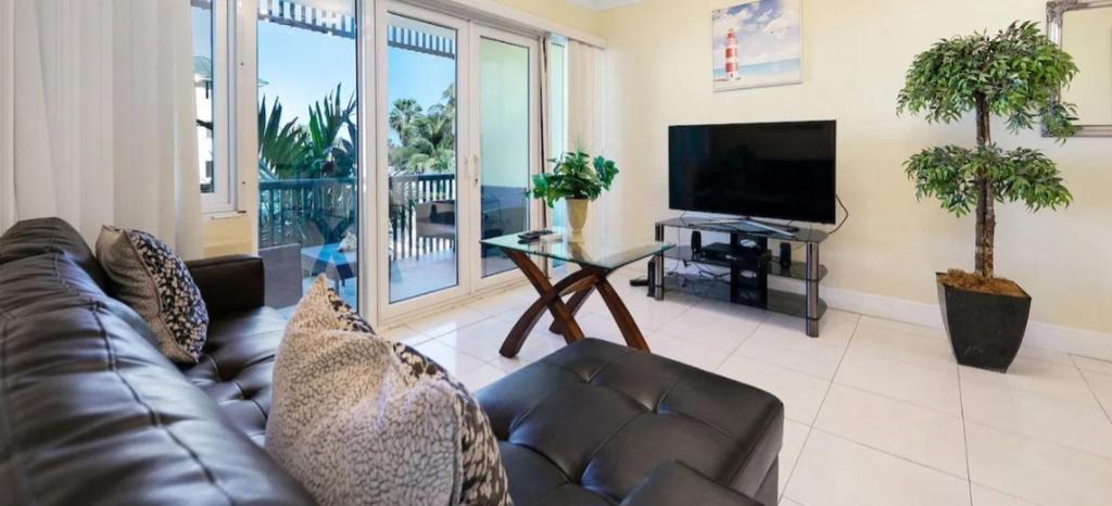 TV a/nebo společenská místnost v ubytování Lovely Apartment with 24h security - walking distance to beach, downtown, shops and restaurants