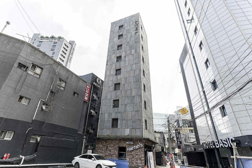 a tall building in the middle of a city at 하라스호텔 in Seoul