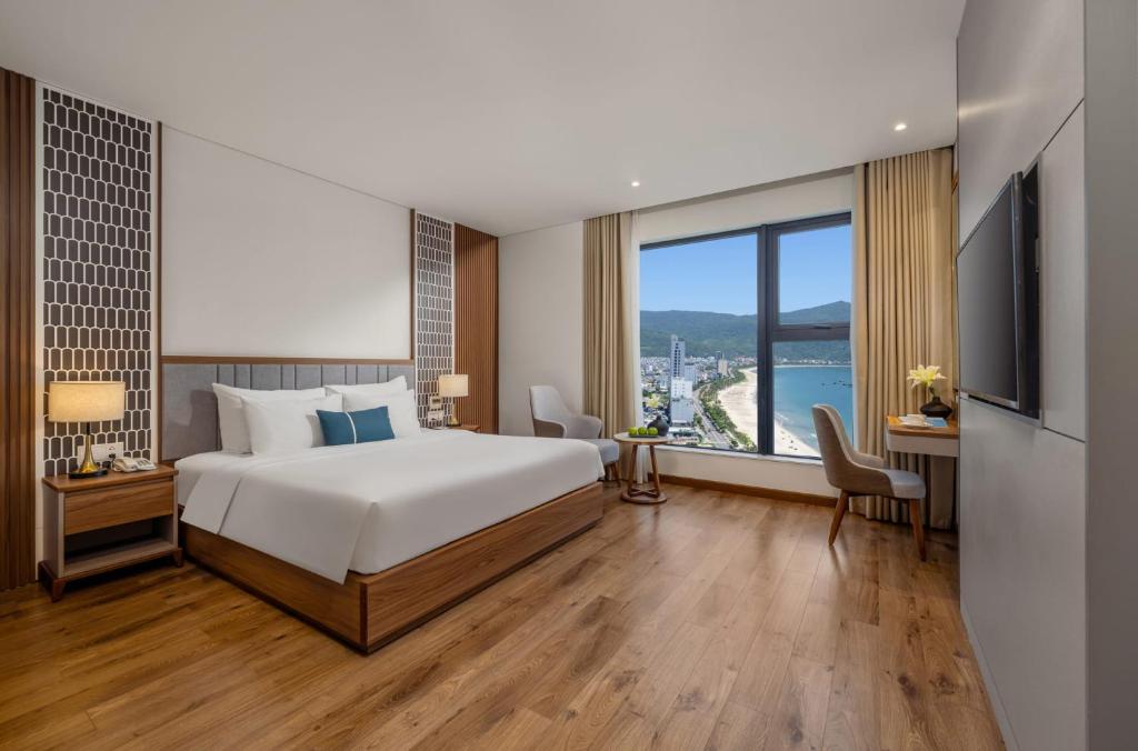 Deluxe Queen Room with Partial Ocean View - Afternoon Tea Included