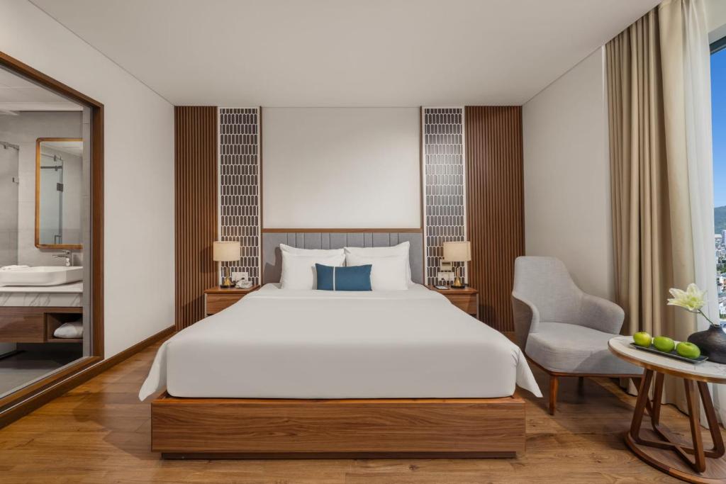 Deluxe Queen Room with Partial Ocean View - Afternoon Tea Included