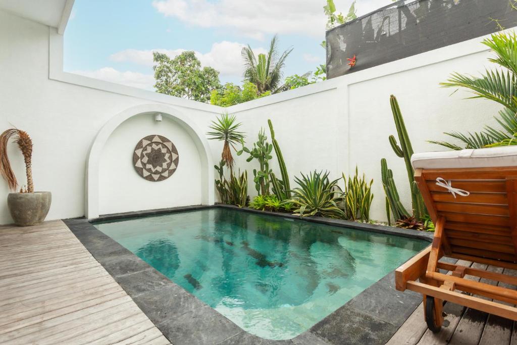 una piscina en medio de un patio con un banco en Chopik Villa, en Dalung