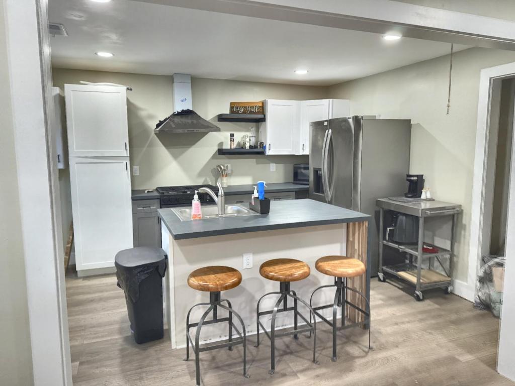 Kuchyň nebo kuchyňský kout v ubytování Peach City Suites