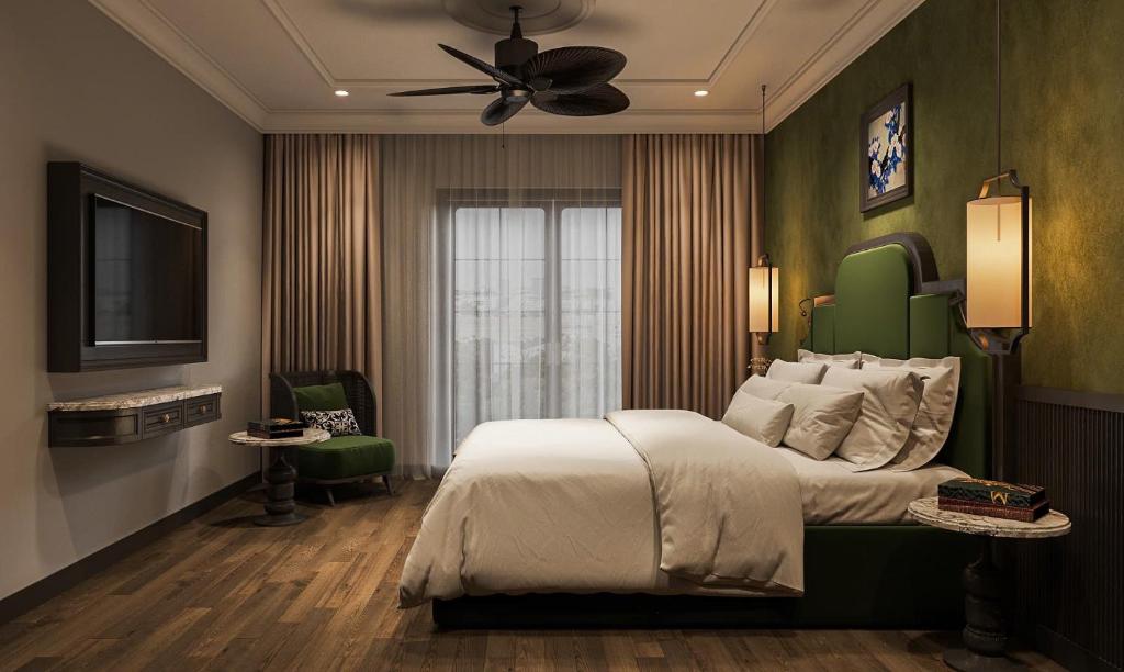 a bedroom with a bed and a ceiling fan at Dream Future Vang Vieng Hotel in Vang Vieng