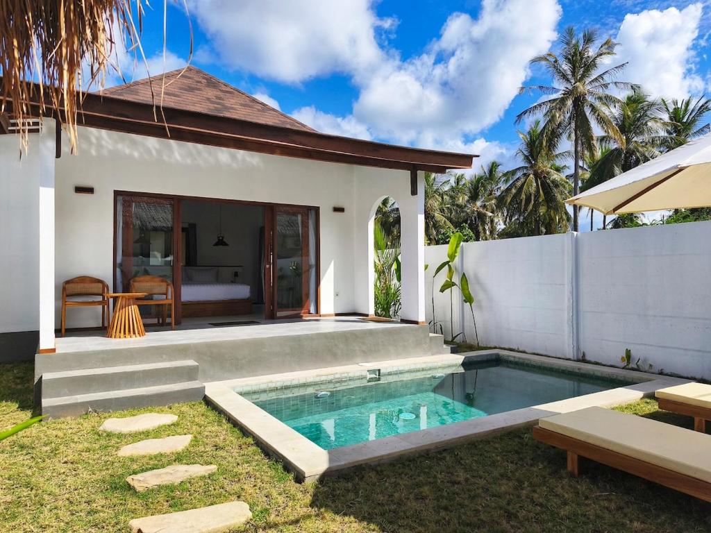 La alberca dentro o cerca de NEW Mawar Merah Heavenly Studio, Selong Belanak