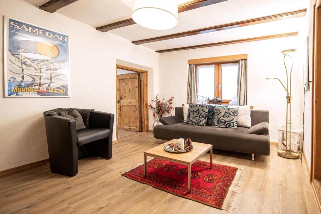 サメーダンにあるChesa Treigのソファとテーブルのあるリビングルーム