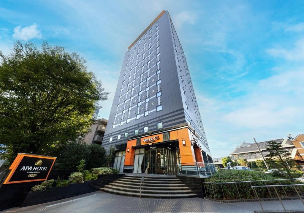 um prédio alto com escadas na frente em APA Hotel Chiba Ekimae em Chiba