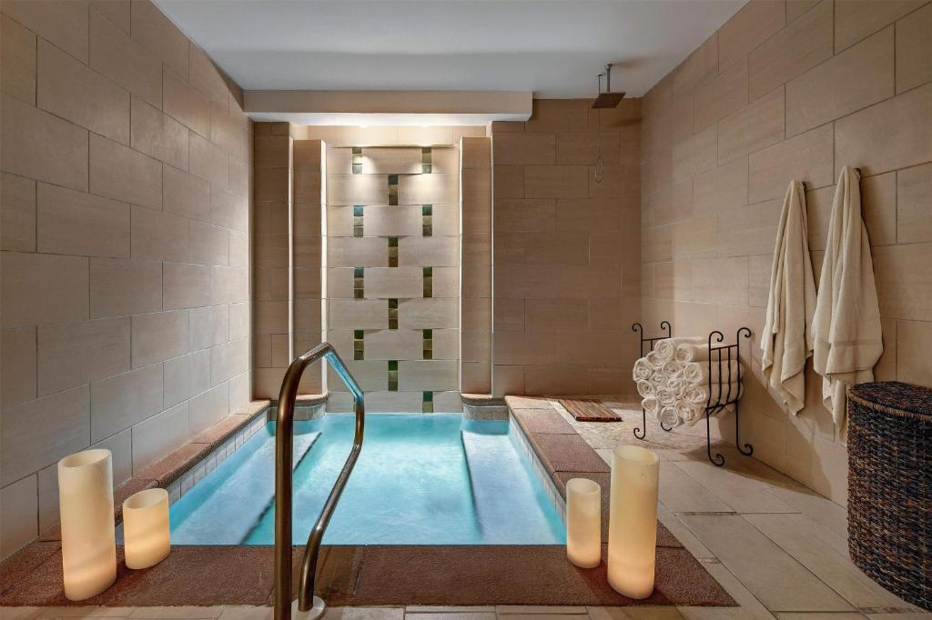 ein Badezimmer mit einem Swimmingpool mit Dusche in der Unterkunft Hilton Vacation Club Bayside Resort Panama City Beach in Panama City Beach