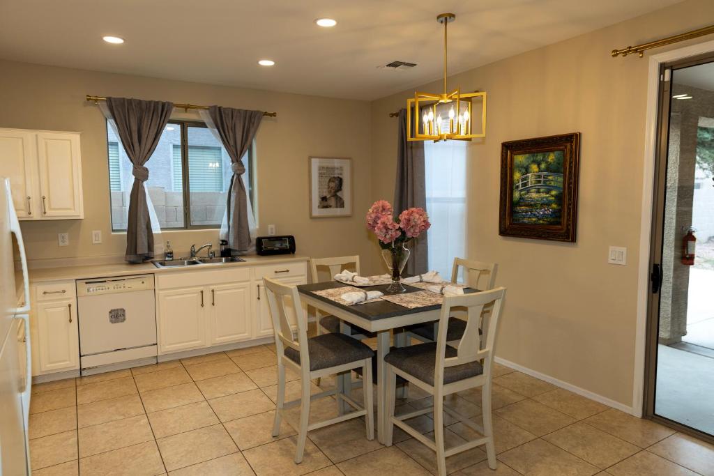 een keuken met een tafel, stoelen en een spoelbak bij The Margarita in Phoenix