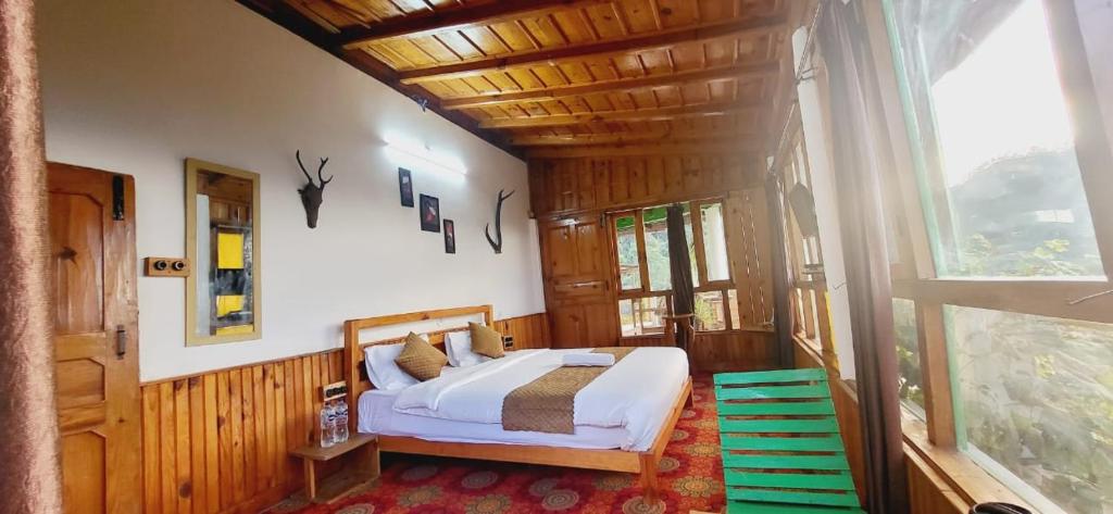 Postel nebo postele na pokoji v ubytování Himalayan hill heritage