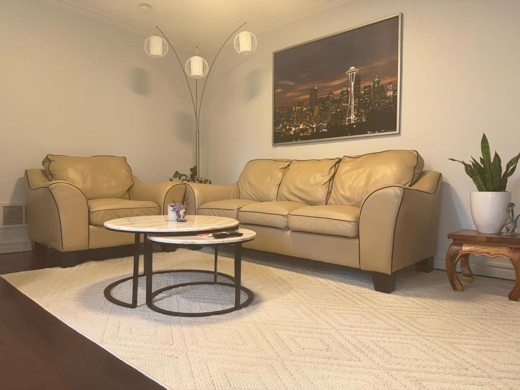 una sala de estar con un sofá y una mesa en Two fully independent unit - a modern house and a private apartment, each with its own entrance, located just 15 min from Sea-Tac Airport and 5 min from Des Moines Marina, en Des Moines