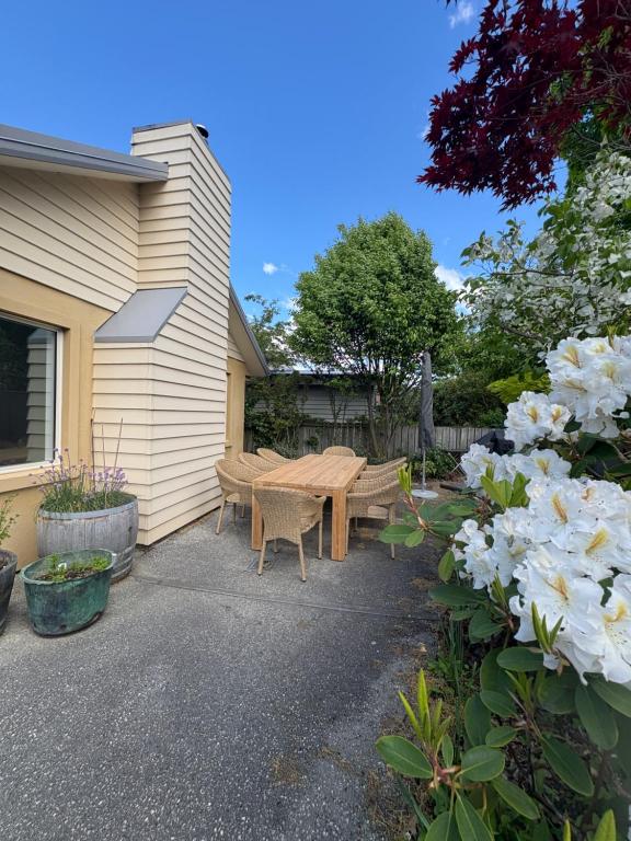 Κήπος έξω από το Alpine Rose Retreat