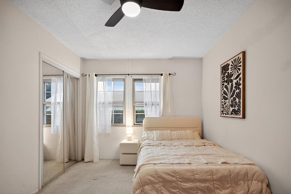 ein Schlafzimmer mit einem Bett und einem Deckenventilator in der Unterkunft Cozy Comfort Stylish 2BR 1BA near LAX, LMU, SoFi Stadium & Beaches in Los Angeles