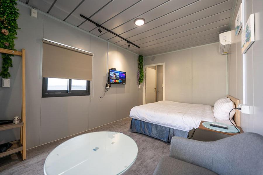 Ένα ή περισσότερα κρεβάτια σε δωμάτιο στο 小琉球好想賴床民宿