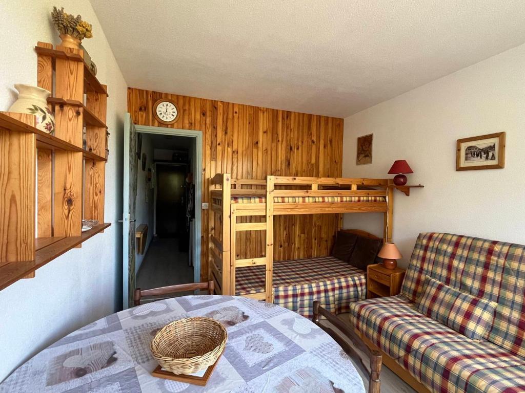 En eller flere senge i et værelse på Studio cosy 4 pers, pied des pistes, parking - FR-1-515-238
