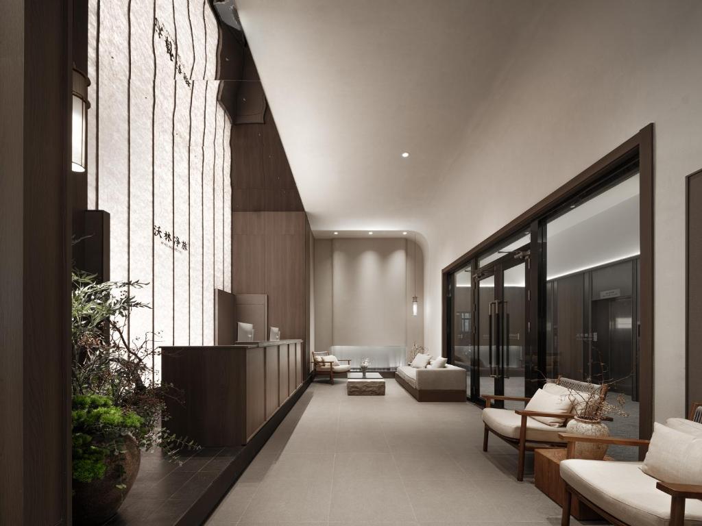 重慶市にあるWalling Hotel - Chongqing hongyadong jialingjiang binjiangluのソファとテーブルのあるリビングルーム