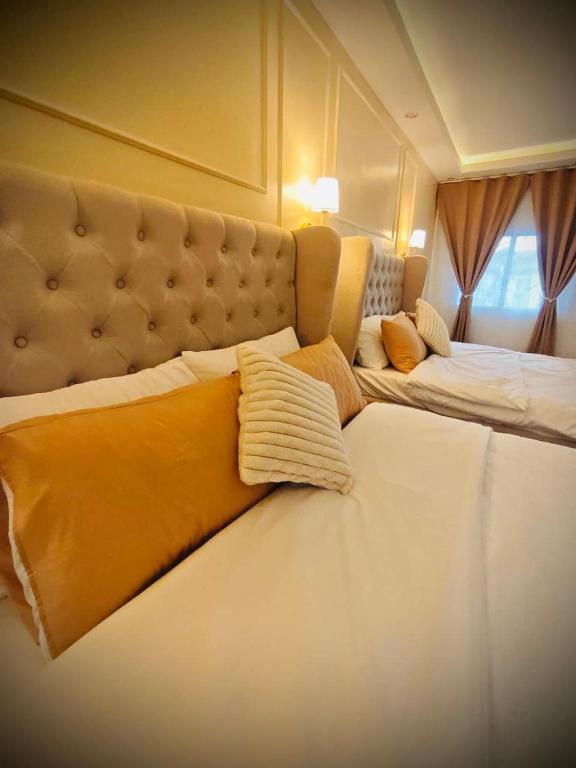 una cama grande en el medio de una habitación en Kahlua, en Sampong