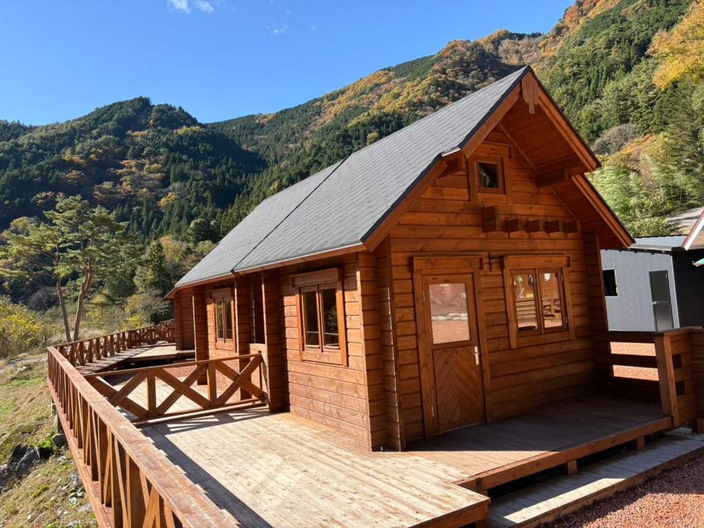 En generel udsigt til bjerge eller udsigt til bjerge taget fra campingpladsen