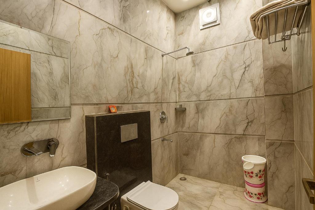 Ένα μπάνιο στο The Mayur retreat # Near Prem Mandir # On parikrama Marg # Luxury Room # Prime Location # Property Of The Year # By Chandrodaya Orchid #