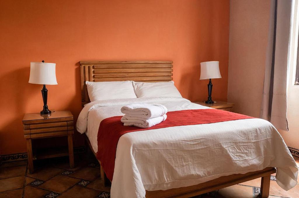 Кровать или кровати в номере Hotel Integra Tepoztlán