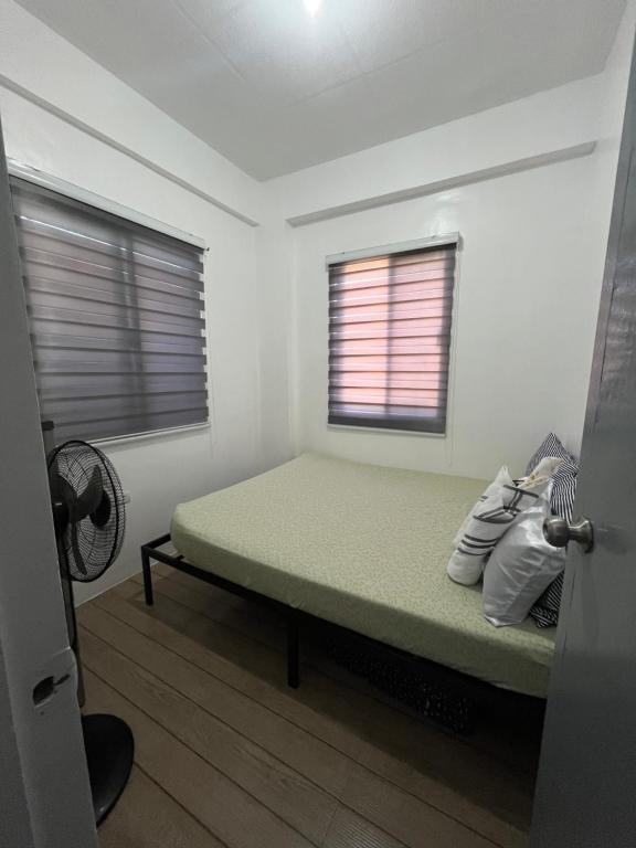 Ένα ή περισσότερα κρεβάτια σε δωμάτιο στο SAN JOSE DEL MONTE BULACAN GUMAOK West,Delgados Place UNIT 2