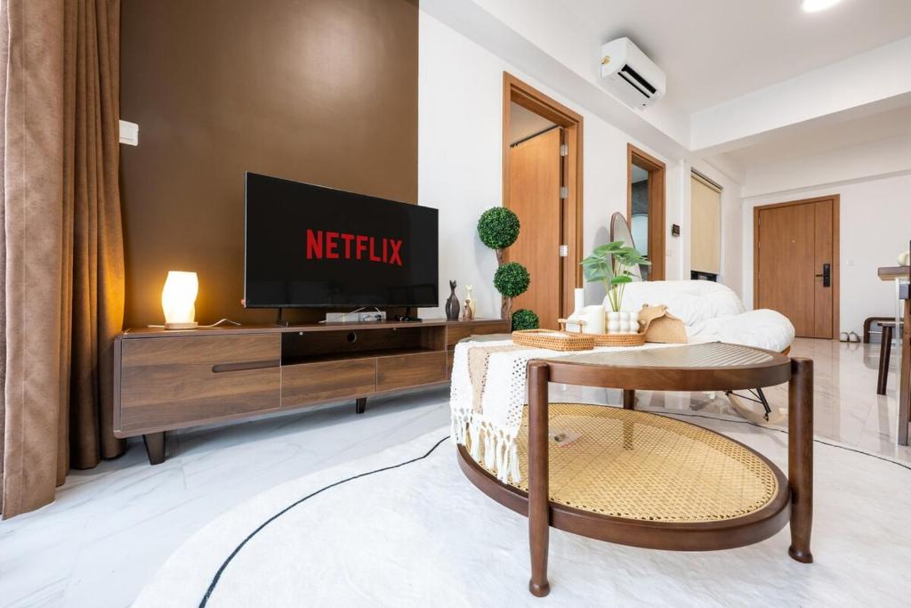 金边Comfy Apartment-Perfect City Stay at TK Area的带电视和沙发的客厅